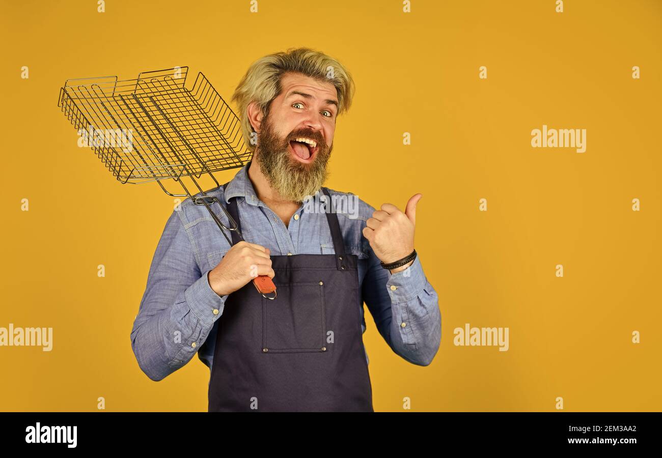 Le défi ultime de la cuisine. Préparer le dîner en famille. Utiliser des ustensiles de cuisine et divers produits. Chef cuisinier mature utiliser des ustensiles de cuisine pour le barbecue. Outils pour rôtir la viande. Qui cuisinent mieux. Copier l'espace. Banque D'Images