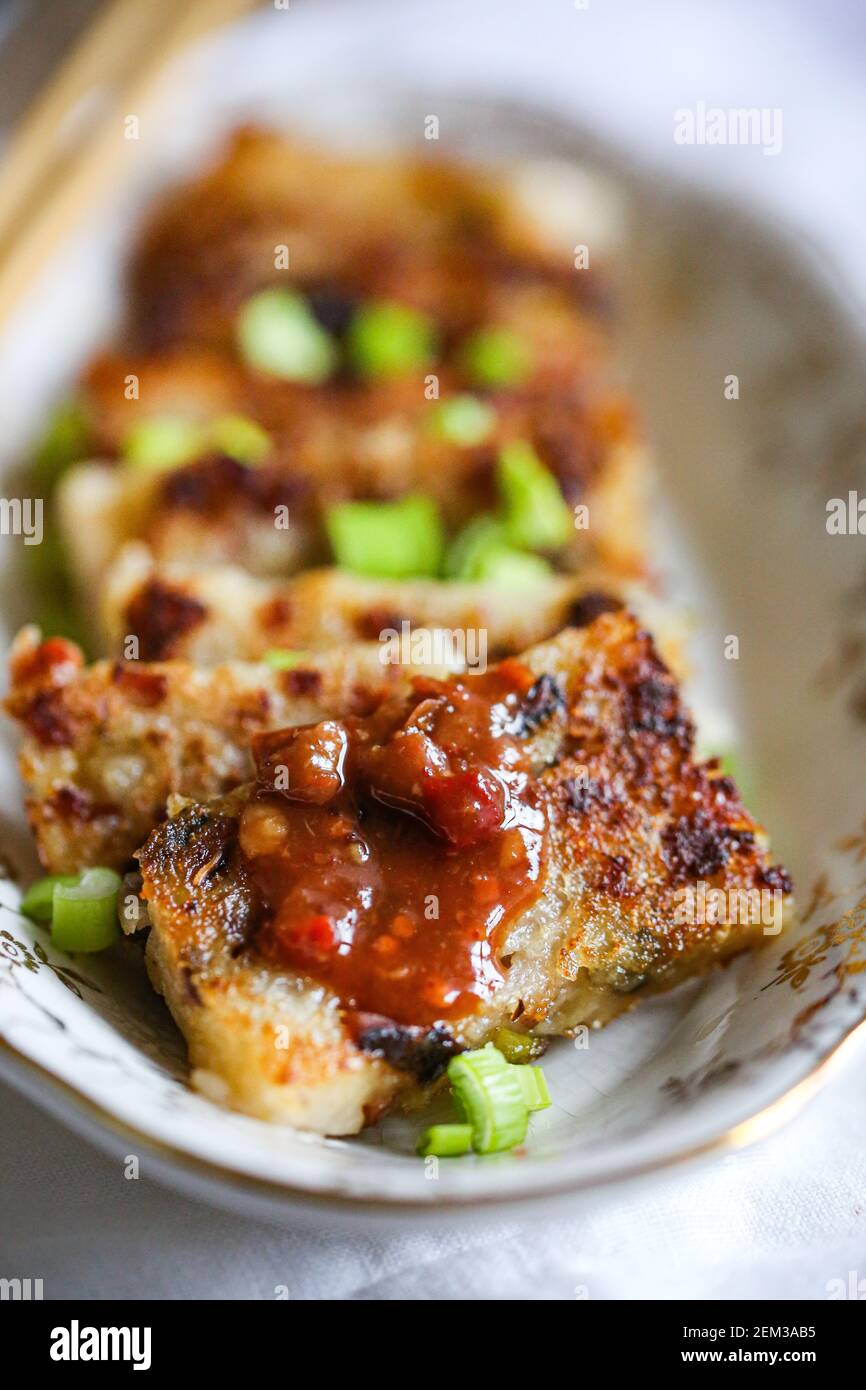 Gâteau au navet à l'aide d'un filet de gao ou d'un filet sauté Banque D'Images