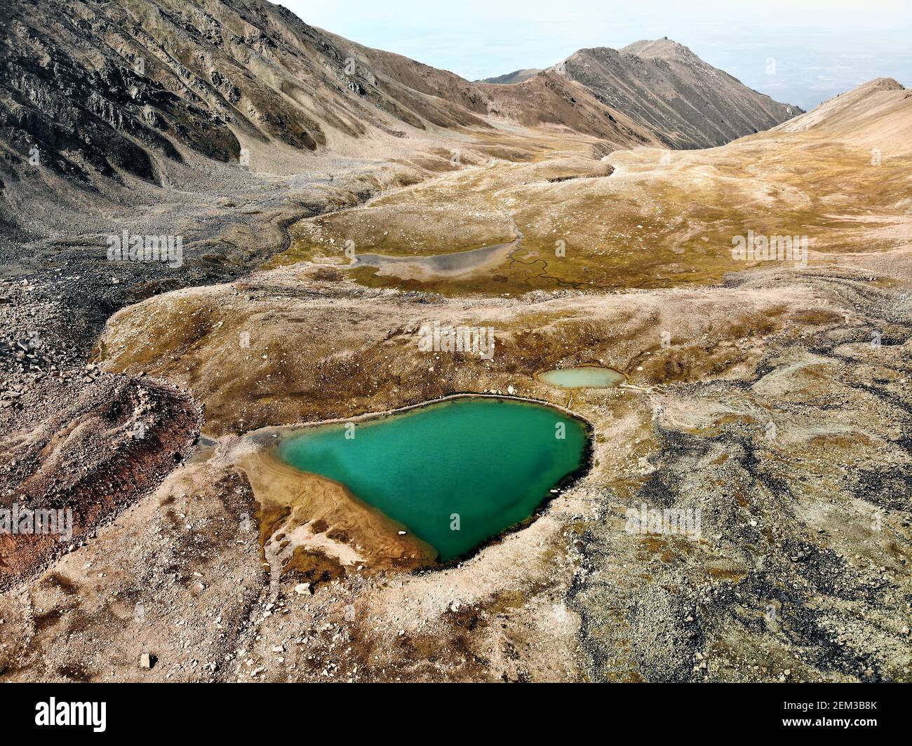 Magnifique paysage des lacs de montagne près de la ville d'Almaty, Kazakhstan. Tir aérien sur le drone Banque D'Images