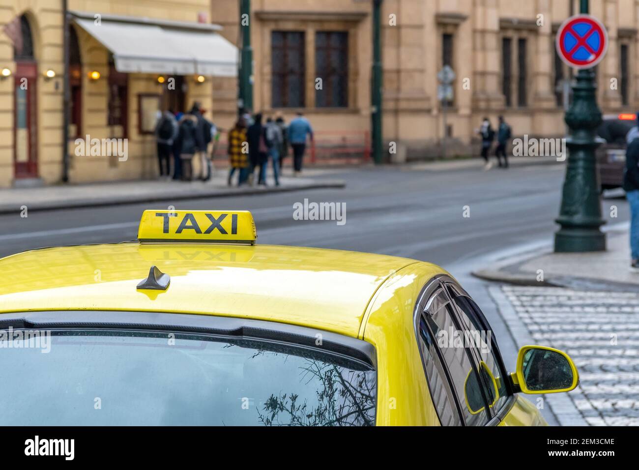 Détails de la voiture de taxi jaune sur la rue de la ville. Banque D'Images