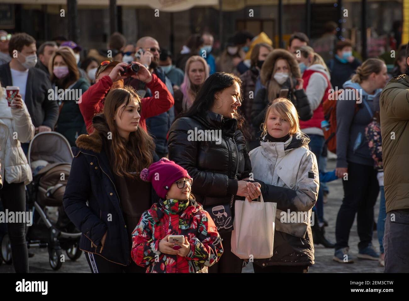 Prague, République tchèque. 02-23-2021. Foule de gens dans le centre-ville de Prague par une froide journée d'hiver. Banque D'Images