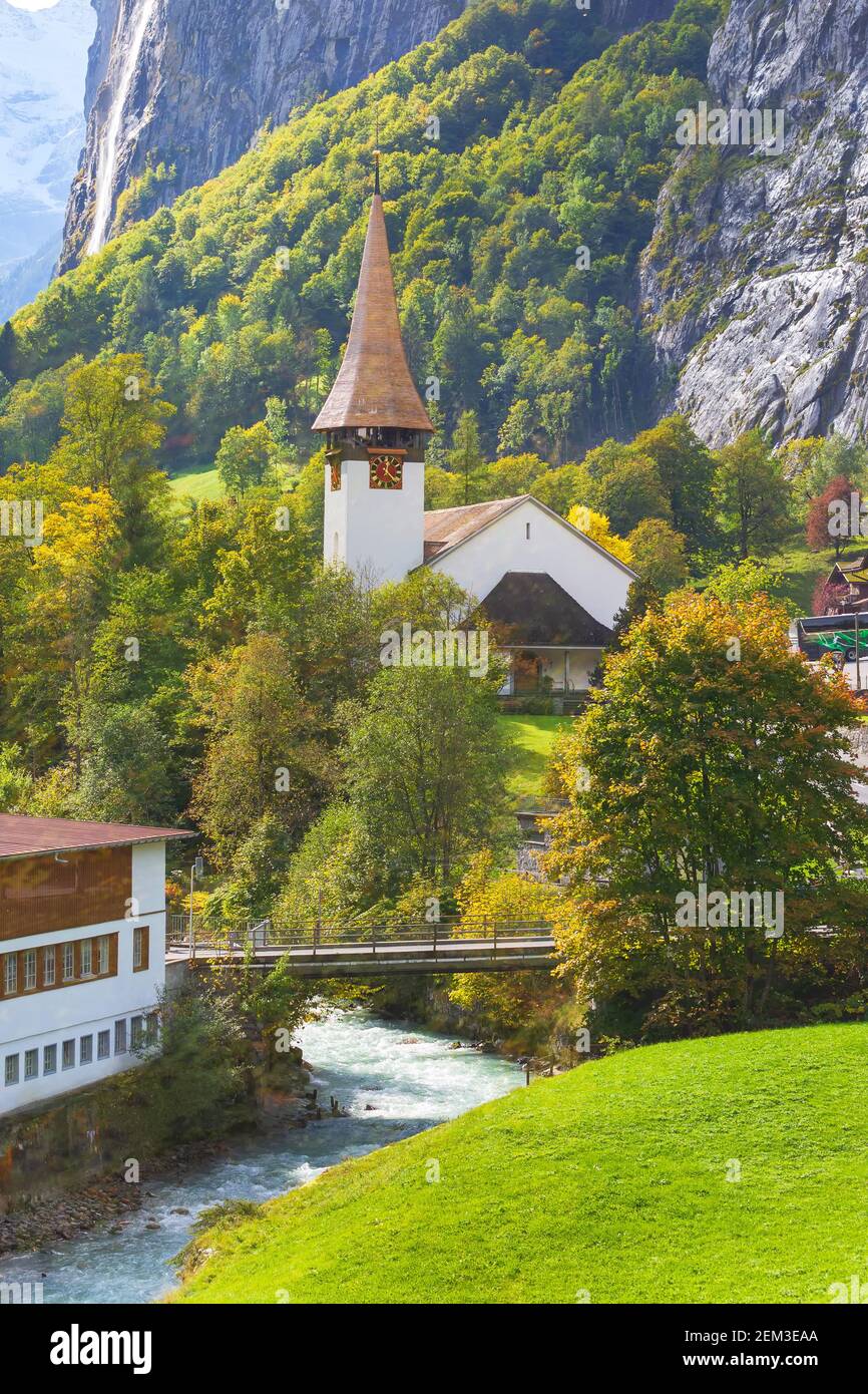 Vue d'automne de la tour de l'église Lauterbrunnen et de la cascade de Staubbach Falls, Alpes suisses, Suisse Banque D'Images
