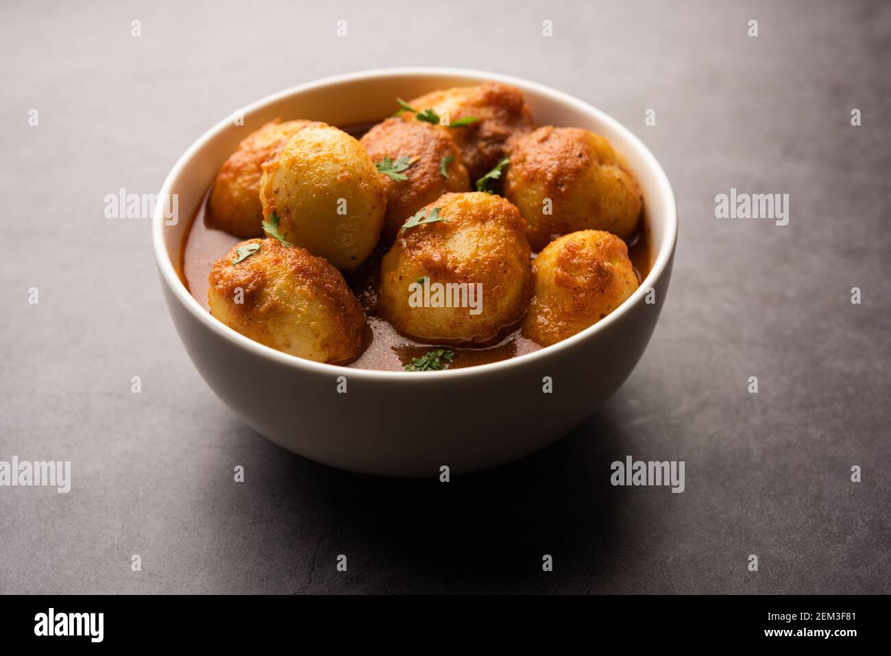 Délicieux Dum Aloo ou pommes de terre entières curry épicé est un Recette populaire de plat principal de l'Inde Banque D'Images