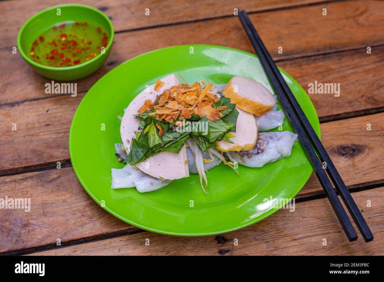 Rouleaux de nouilles de riz vietnamiennes traditionnelles nappés d'échalote frite Banque D'Images