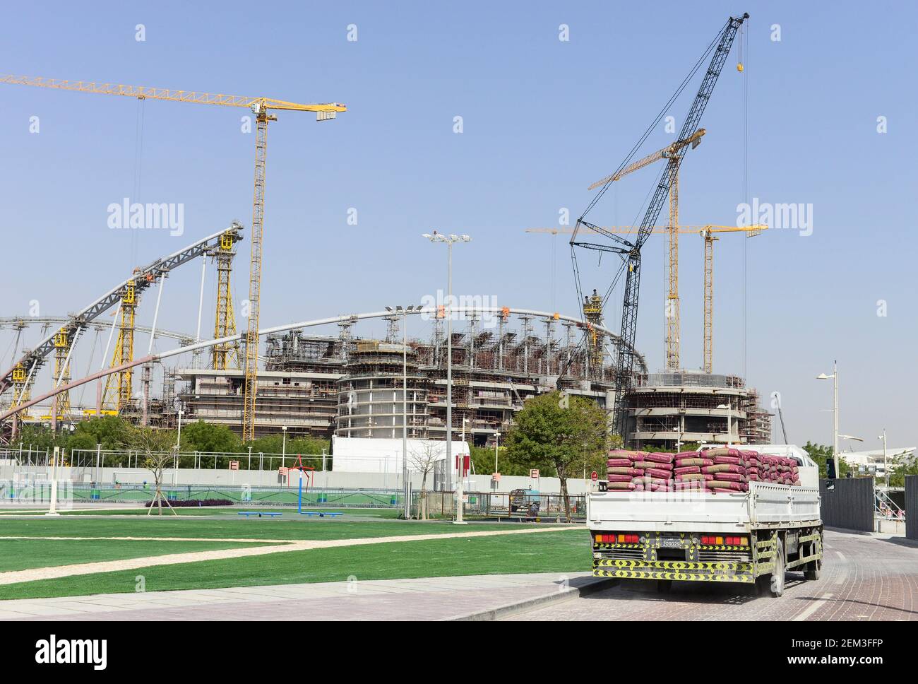 QATAR, Doha, chantier de construction Stade international Khalifa pour la coupe du monde de la FIFA 2022, construit par l'entrepreneur midmac et sixt contrat / KATAR, Doha, Baustelle Khalifa International Stadium fuer die FIFA Fussballweltmeisterschaft 2022, LKW mit Zement Banque D'Images