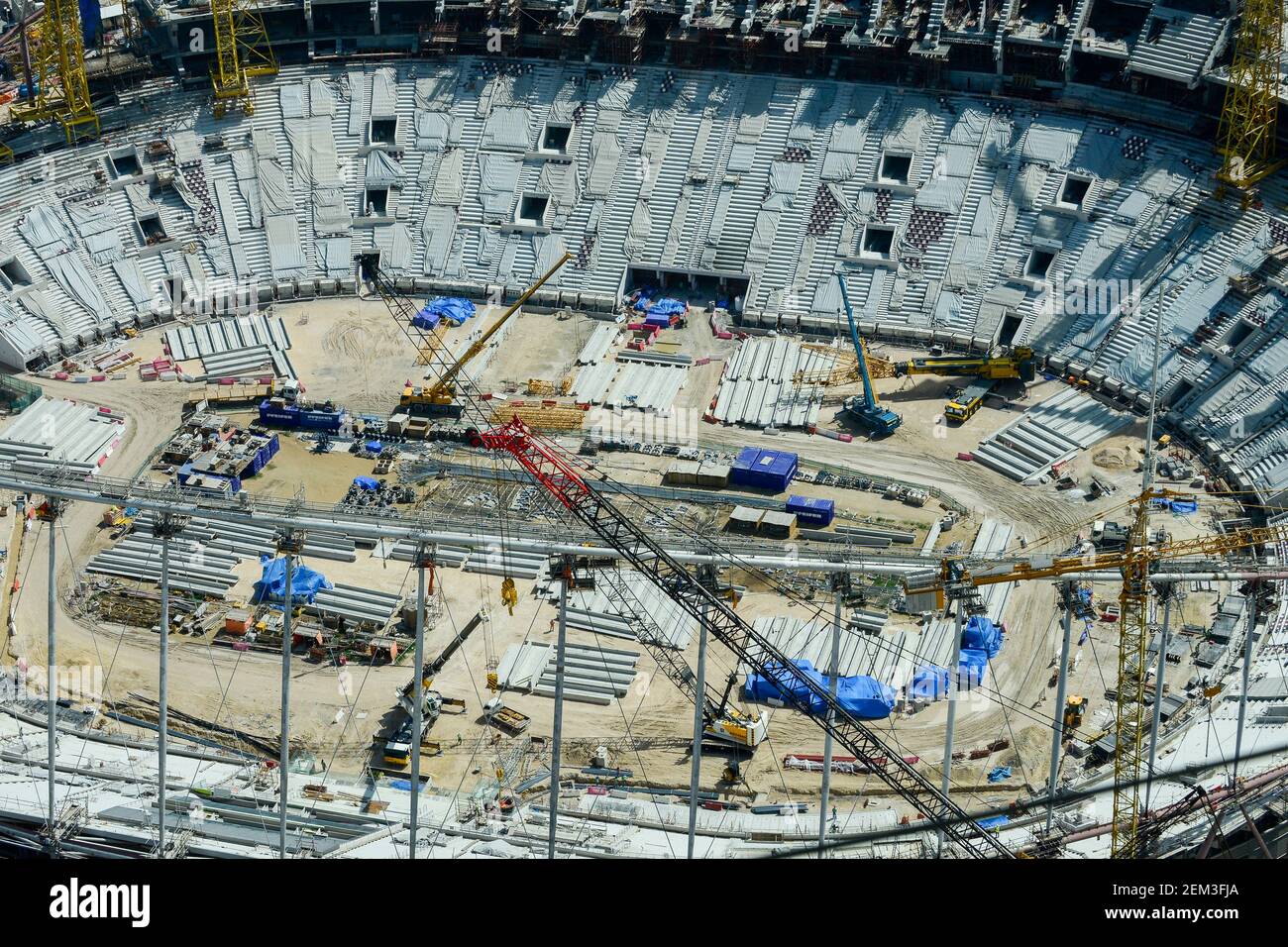 QATAR, Doha, chantier de construction Stade international Khalifa pour la coupe du monde de la FIFA 2022, construit par l'entrepreneur midmac et sixt contrat / KATAR, Doha, Baustelle Khalifa International Stadium fuer die FIFA Fussbalweltmeisterschaft 2022, auf den Baustellen arbeiten Gastarbeiter aus verschiedenen Ländern unter Kafala System Banque D'Images
