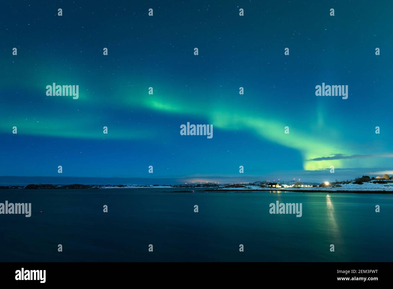 Aurora Borealis sur le ciel nocturne au-dessus de la mer. Nuit d'hiver en Norvège. Nature pure du Nord. Banque D'Images