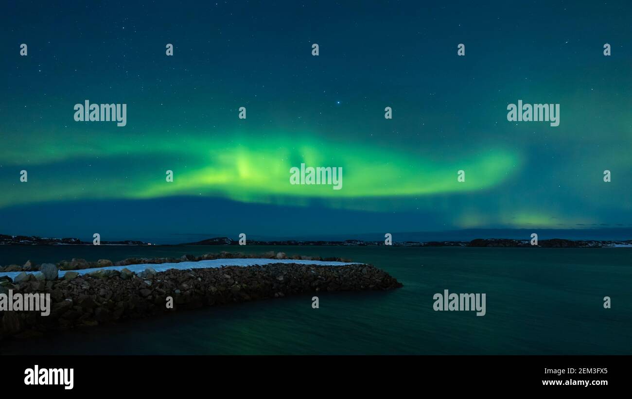 Aurora Borealis sur le ciel nocturne au-dessus de la mer. Nuit d'hiver en Norvège. Nature pure du Nord. Banque D'Images