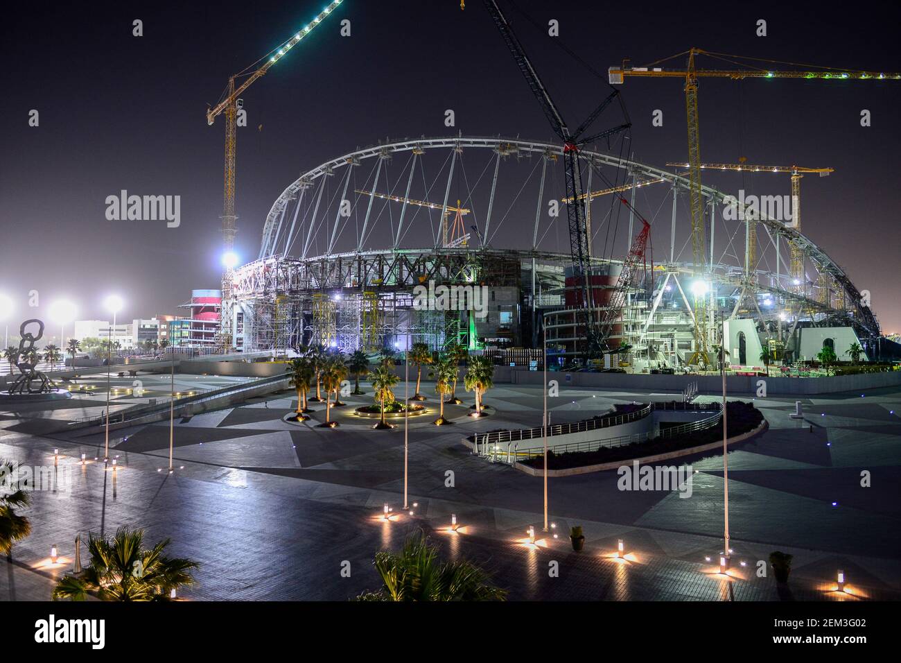 KATAR, Doha, Baustelle Khalifa International Stadium fuer die FIFA WM Fussball Weltmeisterschaft 2022, auf den Baustellen arbeiten Gastarbeiter aus aller Welt / QATAR, Doha, chantier de construction Stade international Khalifa pour la coupe du monde de la FIFA 2022, construit par l'entrepreneur midmac et contrat sixt Banque D'Images