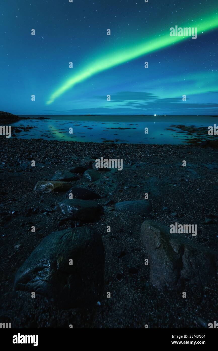 Aurora Borealis sur le ciel nocturne au-dessus de la mer. Nuit d'hiver en Norvège. Nature pure du Nord. Banque D'Images
