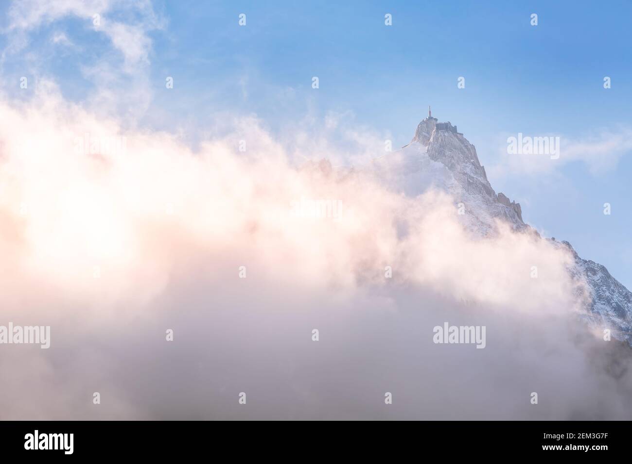 Pic de l'Aiguille du Midi entre les nuages, la montagne dans le massif du Mont Blanc dans les Alpes, Chamonix, France Banque D'Images