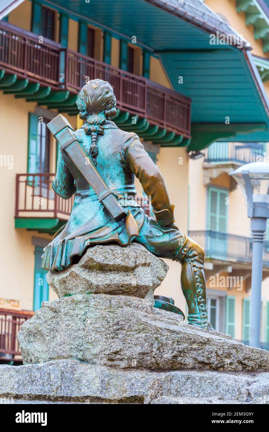 Chamonix Mont-blanc, France - 4 octobre 2019 : vue arrière de la statue du Dr Gabriel Paccard dans le centre de la station balnéaire française Banque D'Images