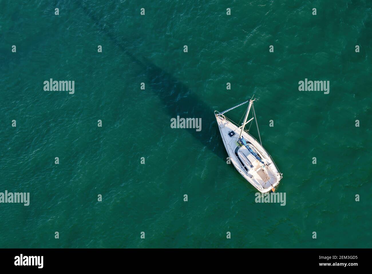 Vue aérienne par drone d'un bateau à voile sur l'eau émeraude Banque D'Images