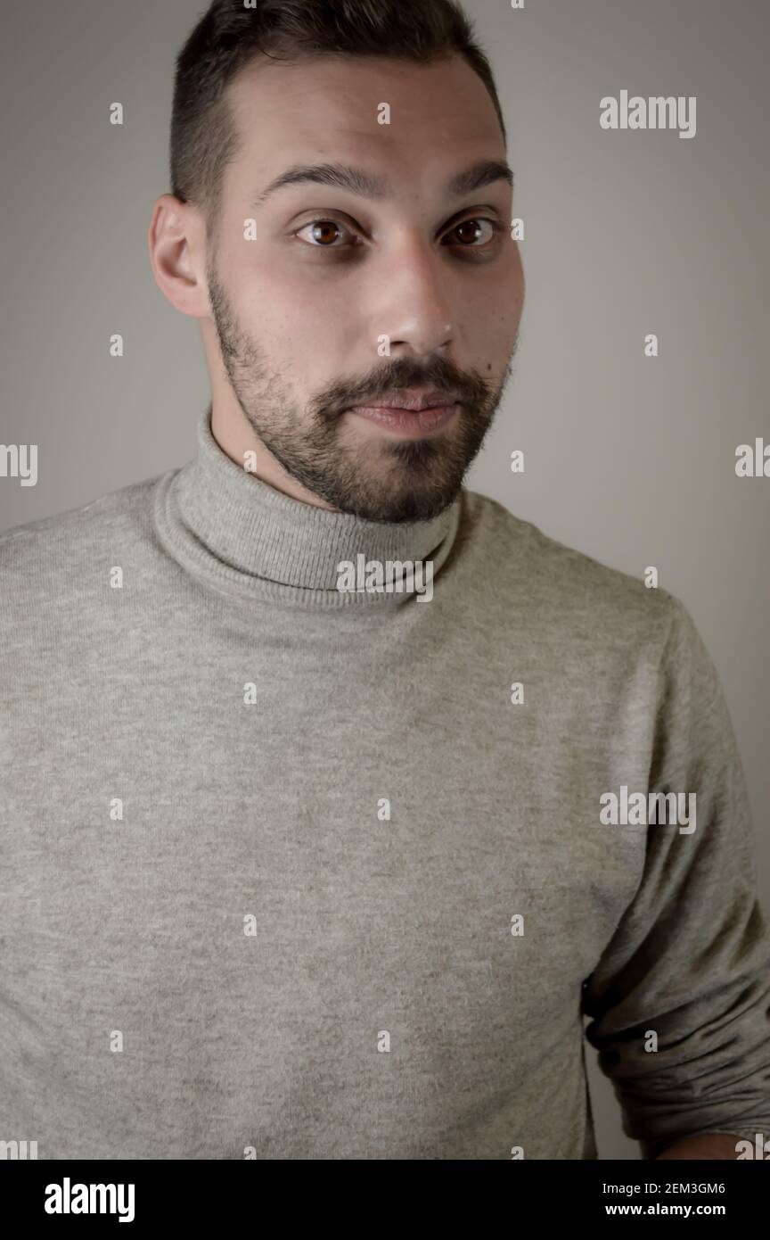 Portrait d'un jeune homme avec une barbe courte qui semble surpris Banque D'Images