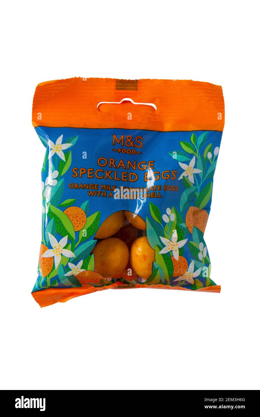 Paquet d'œufs orange M&S, œufs au chocolat au lait d'orange avec une carapace de bonbons, isolés sur fond blanc, prêts pour Pâques Banque D'Images