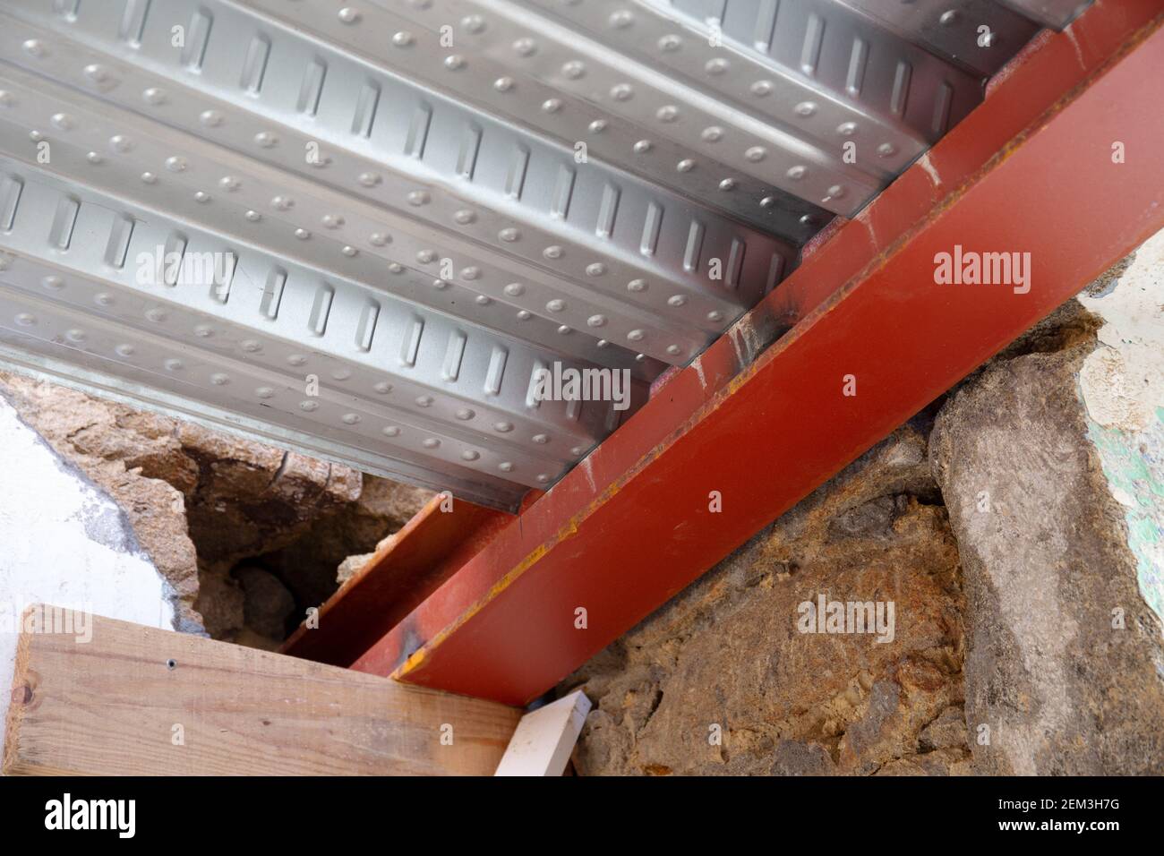 Détail de la tôle de revêtement métallique et de la poutre en fer sur le  chantier de construction. Revêtement de sol pour dalle de béton armé.  Terrasse en composite Photo Stock -