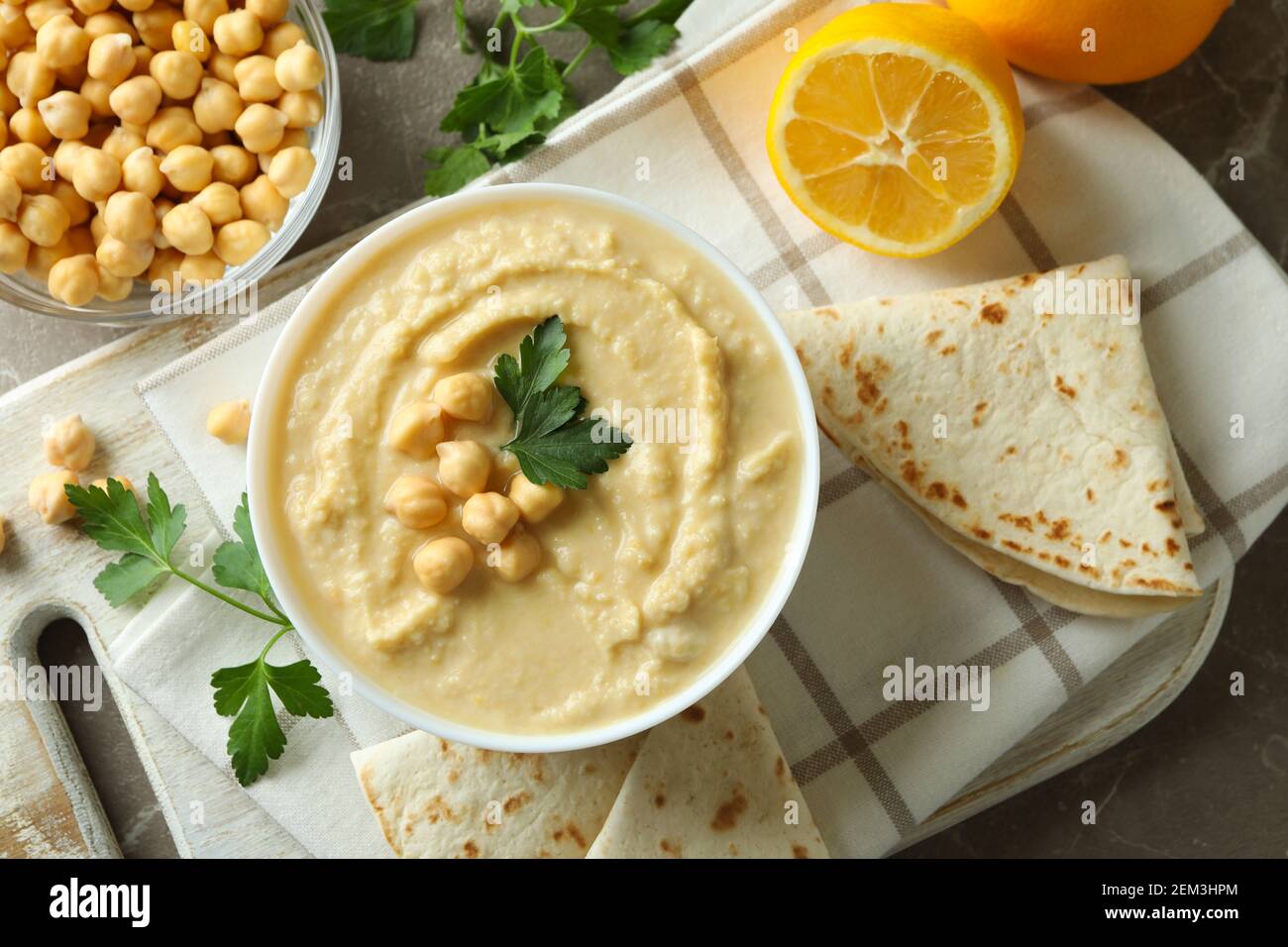 Concept de repas savoureux avec bol d'houmous, vue de dessus Banque D'Images