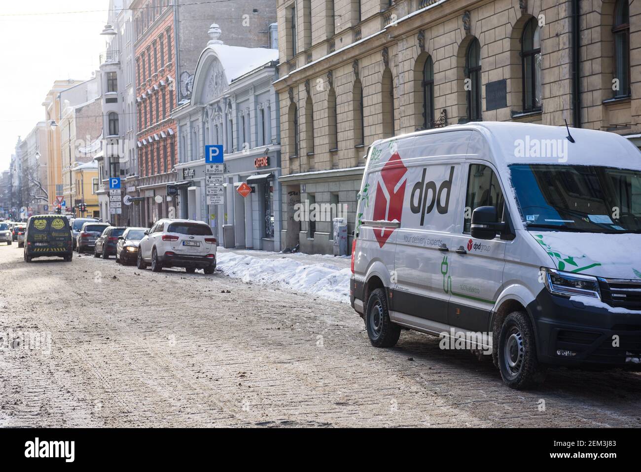RIGA, LETTONIE. 12 février 2020. Le service de messagerie de la société DPD. DPDgroup est un service international de livraison de colis pour les colis compatibles avec les trieurs. Banque D'Images