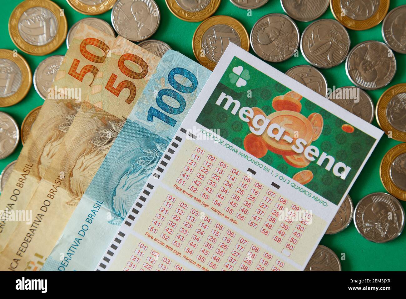 Minas Gerais, Brésil - 22 février 2021 : billets en espèces, pièces et billets de loterie Caixa Mega Sena Banque D'Images