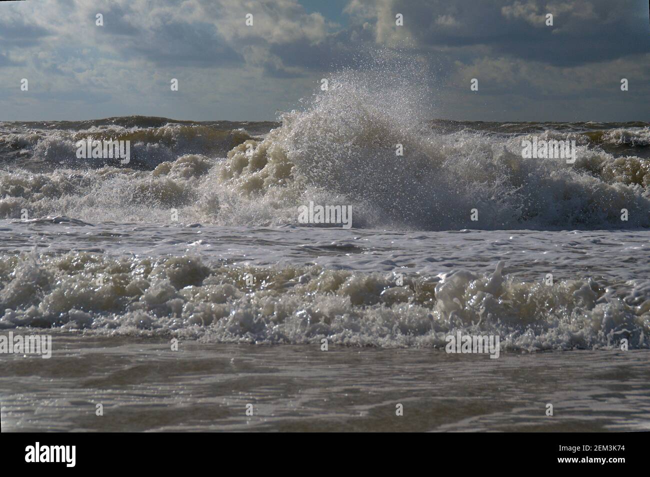 la mer avec des vagues moussant le jour d'été dedans danemark Banque D'Images