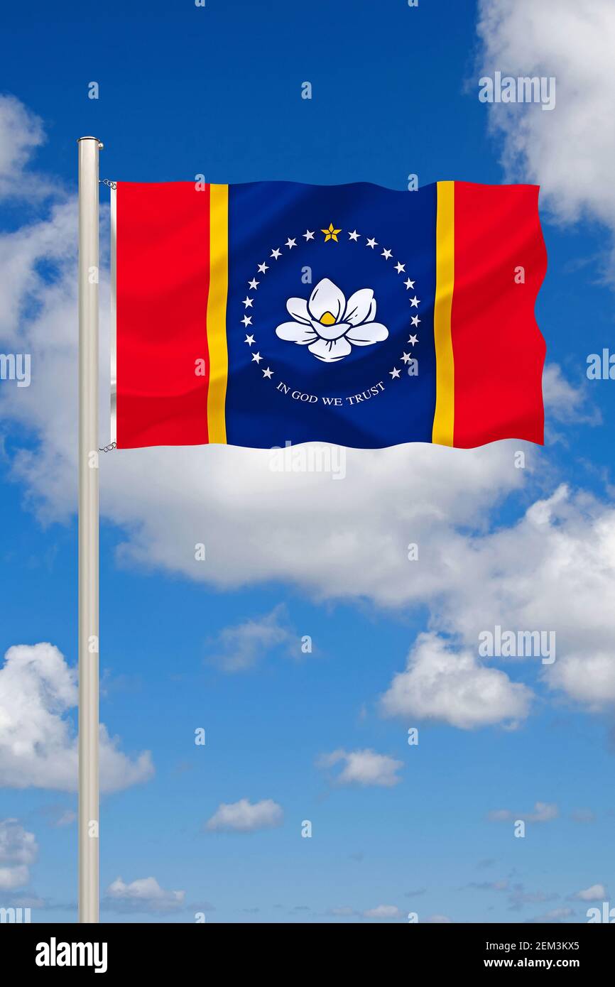 Drapeau du Mississippi contre ciel bleu ciel nuageux, troisième drapeau, États-Unis, Mississippi Banque D'Images