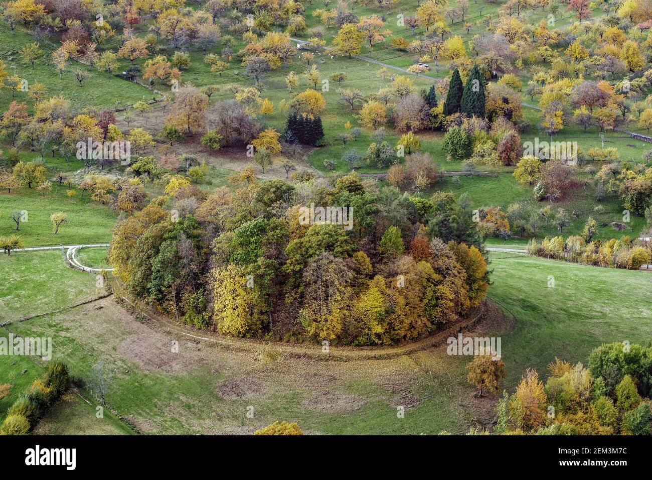 Vue de la formation rocheuse de Beurener Fels aux prairies de verger et au sommet d'une colline boisée en automne, Allemagne, Bade-Wurtemberg, Beuren Banque D'Images