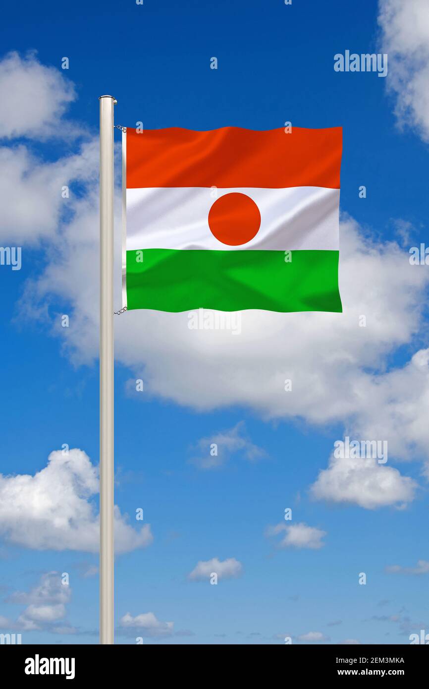 Drapeau du Niger contre ciel bleu nuageux, Niger Banque D'Images