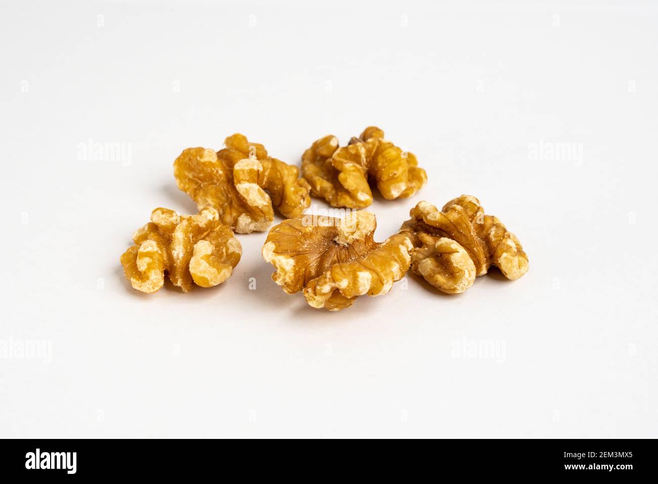 Gros plan sur le tas brut de noyaux de noix organiques bruts un arrière-plan neutre Banque D'Images