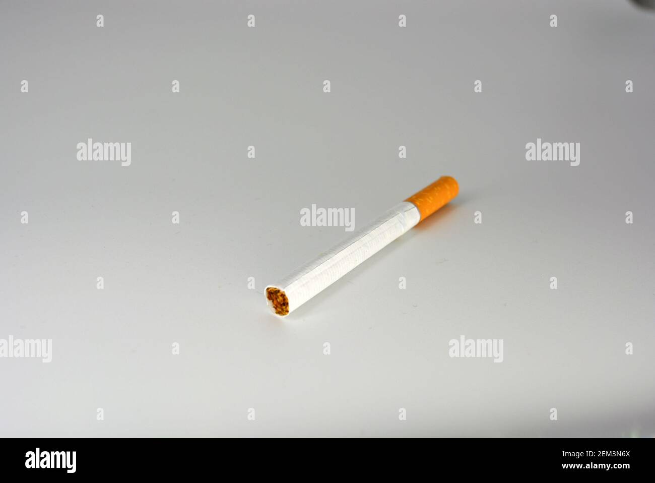 Une cigarette blanche avec filtre marron située sur fond blanc. Fumer est  mauvais sur la santé. Les cigarettes aggravent le travail des nerfs  cérébraux Photo Stock - Alamy