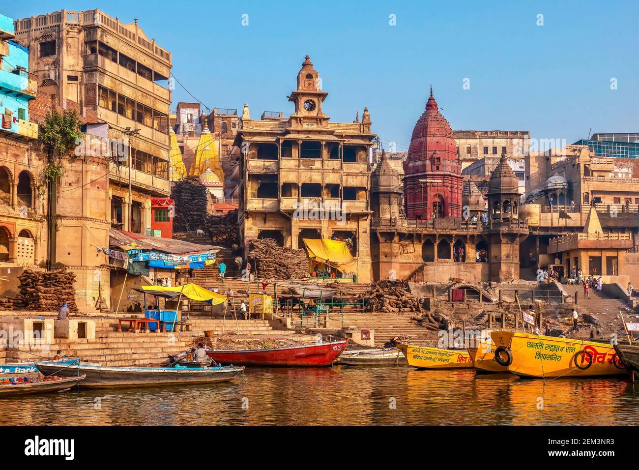Varanasi, Inde - 11 novembre 2015. Manikarnika Ghat, le plus grand crématorium de la ville, où des piles de bois sont utilisées pour les pyres funéraires hindous extérieurs. Banque D'Images Varanasi, Inde - 11 novembre 2015. Manikarnika Ghat, le plus grand crématorium de la ville, où des piles de bois sont utilisées pour les pyres funéraires hindous extérieurs. Banque D'Images