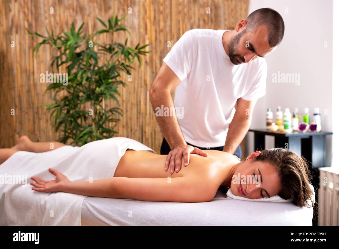 Concept de massage corporel complet, fille ayant un massage Photo Stock -  Alamy
