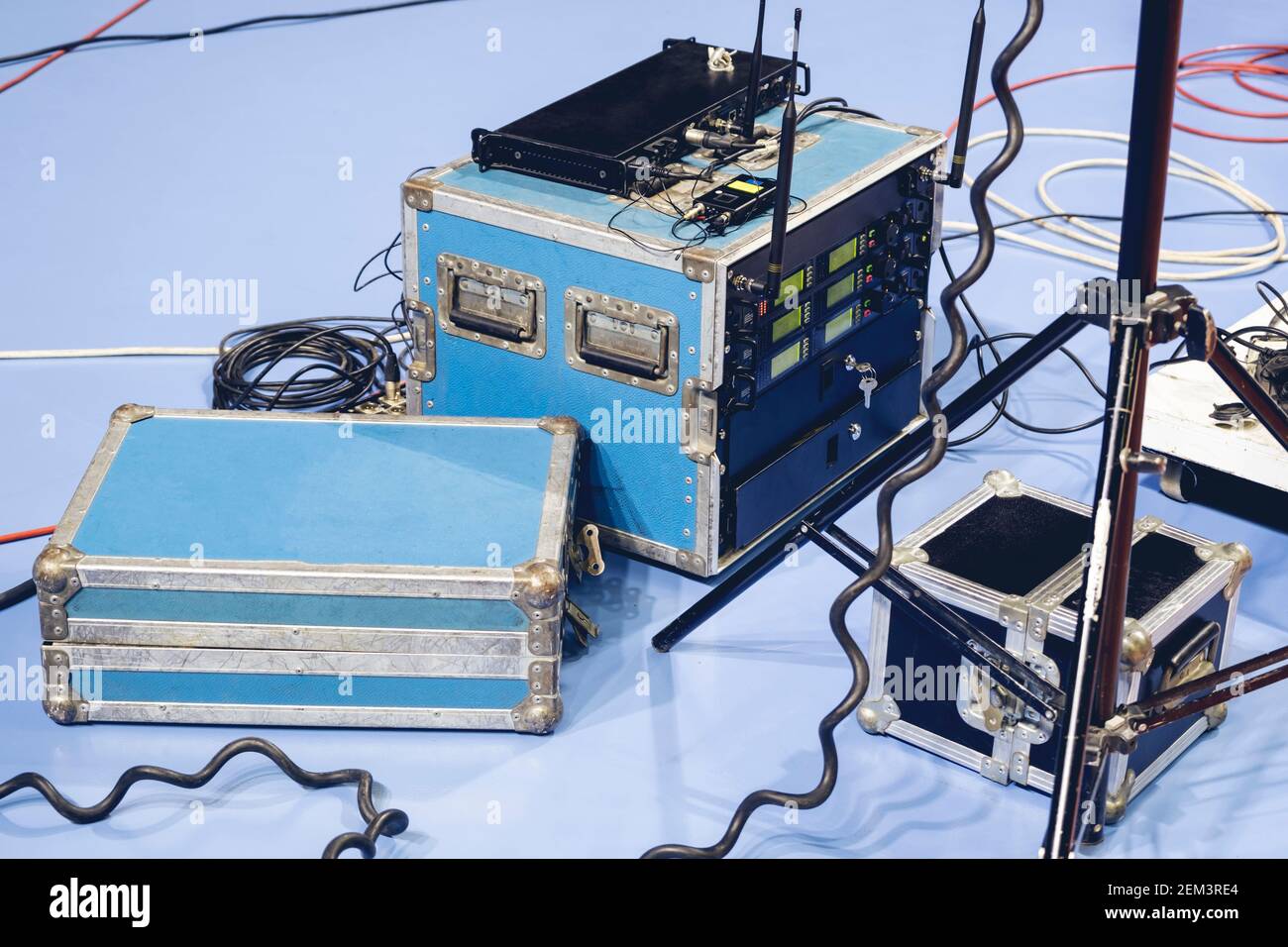 Coulisses et zone technologique avec amplificateurs en rack, répartiteurs de signaux audio, panneaux de brassage, systèmes de microphones radio et boîtiers de vol. Équipement audio professionnel Banque D'Images