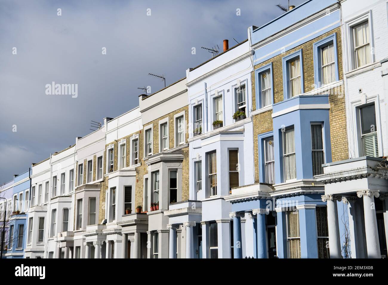 Londres, Royaume-Uni. 24 février 2021. Maisons colorées de Notting Hill, à l'ouest de Londres. Le jour férié annoncé en 2020 devrait être prolongé jusqu'à la fin du mois de juin, dans le cadre des mesures budgétaires annoncées la semaine prochaine par le chancelier Rishi Sunak. Date de la photo: Mercredi 24 février 2021. Le crédit photo devrait se lire: Matt Crossick/Empics/Alamy Live News Banque D'Images