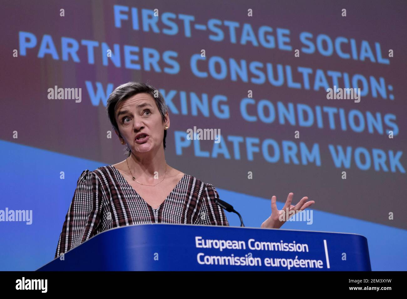 Bruxelles, Belgique. 24 février 2021. Conférence de presse du vice-président exécutif de la Commission européenne, Margrethe VESTAGER, et du commissaire européen, Nicolas SCHMIT, sur la première phase de consultation des partenaires sociaux européens sur les actions possibles pour relever les défis liés aux conditions de travail dans le cadre des travaux de plate-forme à Bruxelles, Belgique, le 24 février 2021. Crédit: ALEXANDROS MICHAILIDIS/Alamy Live News Banque D'Images