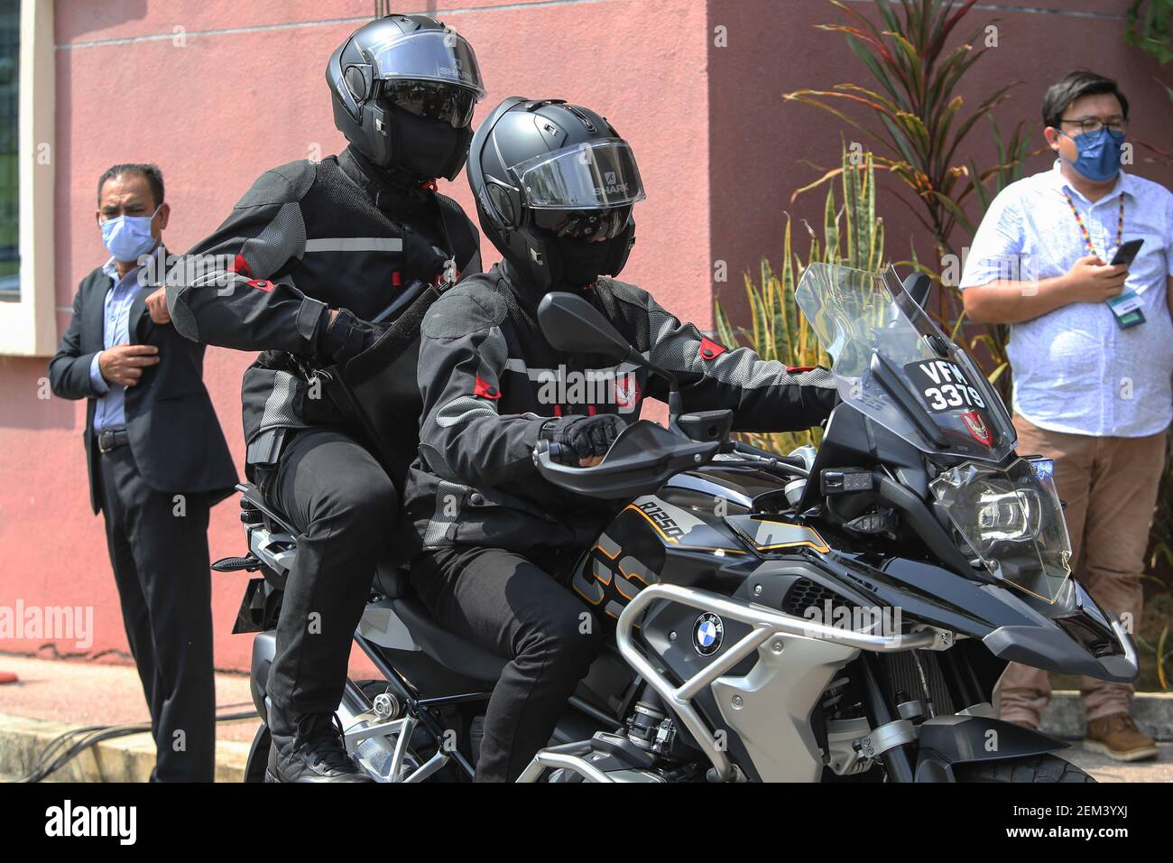 Putrajaya, Malaisie. 20 février 2021. Les agents de sécurité sur une moto  BMW attendent devant le bureau du district sanitaire de Putrajaya alors que  le Premier ministre reçoit la première dose de