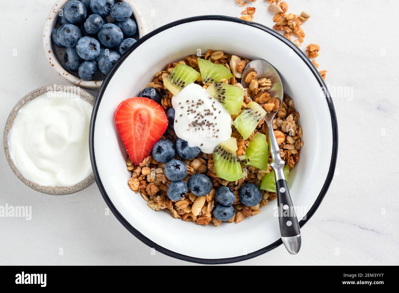 Bol de granola avec fruits et yaourt grec vue de dessus. Nourriture saine  pour le petit déjeuner Photo Stock - Alamy