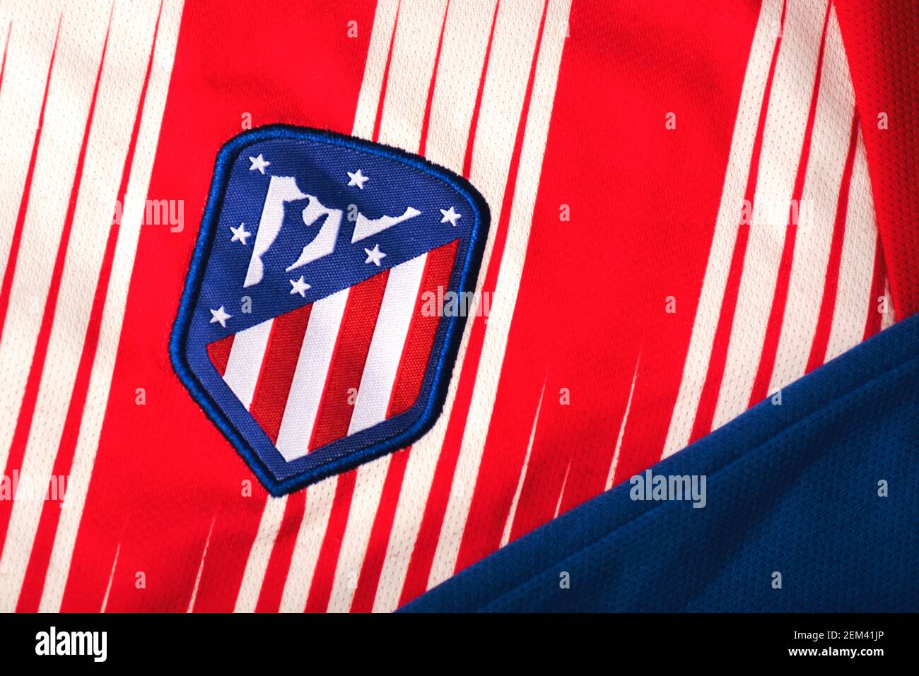 Gros plan sur le logo de l'Atlético Madrid football Club dans le maillot de sport Banque D'Images