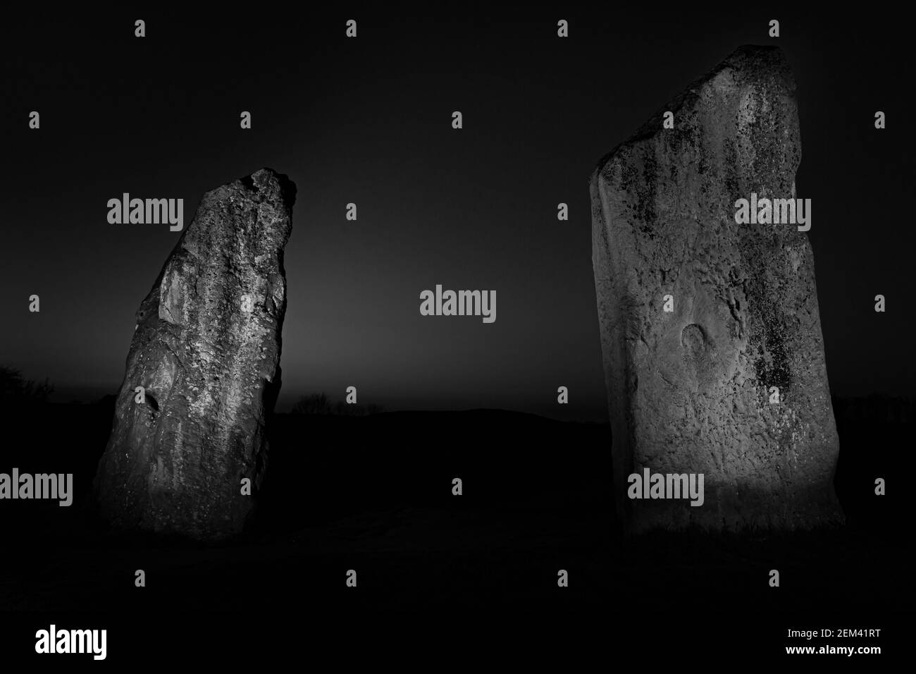 Cercle de pierres de l'âge de bronze d'Avebury dans le Wiltshire lors d'une soirée d'été. Banque D'Images