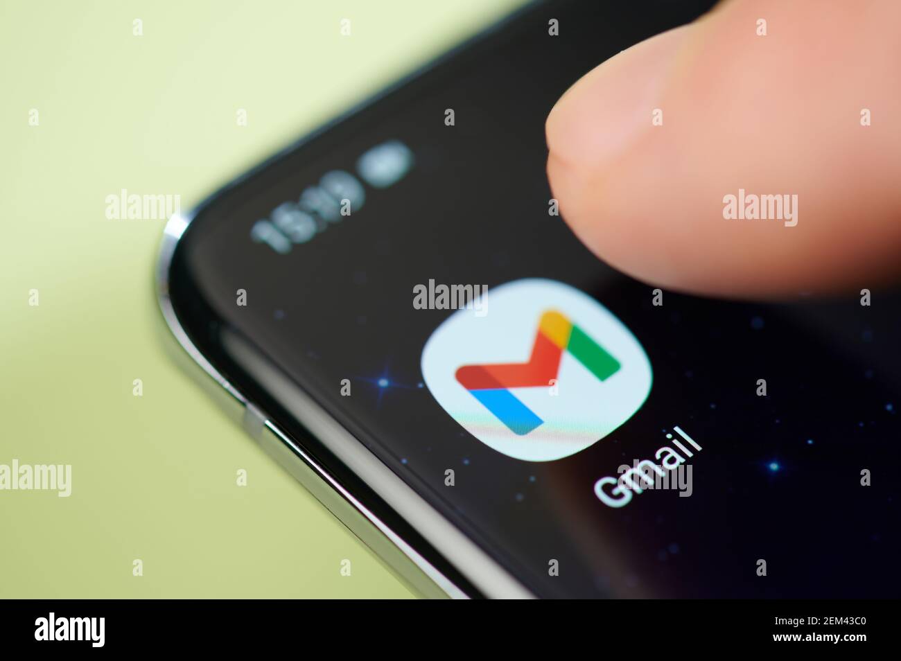 New york, États-Unis - 24 février 2021 : application Gmail sur l'écran du smartphone tactile avec vue macro du doigt Banque D'Images