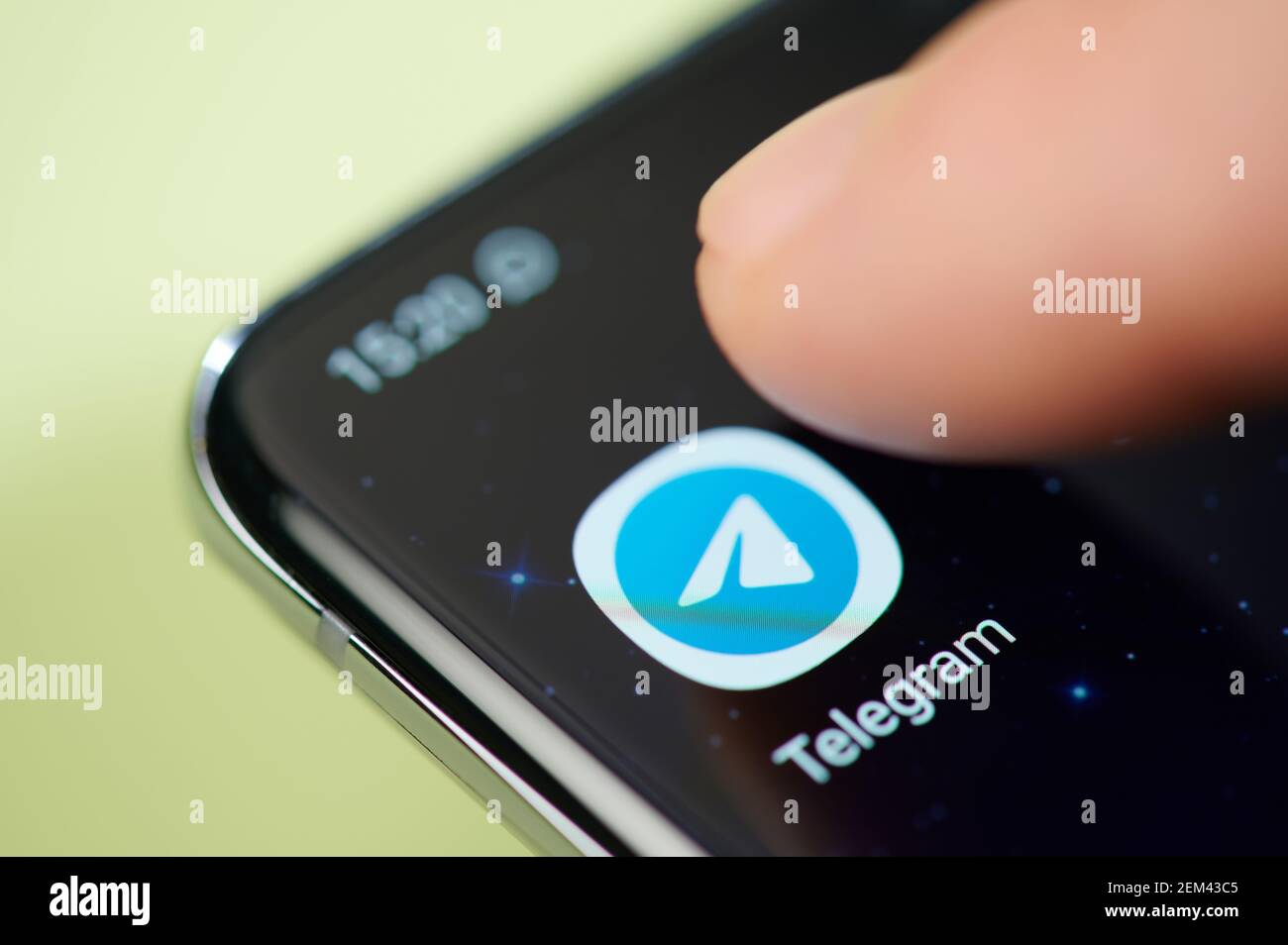 New york, États-Unis - 24 février 2021 : application de télégramme sur l'écran tactile du smartphone avec vue macro du doigt Banque D'Images