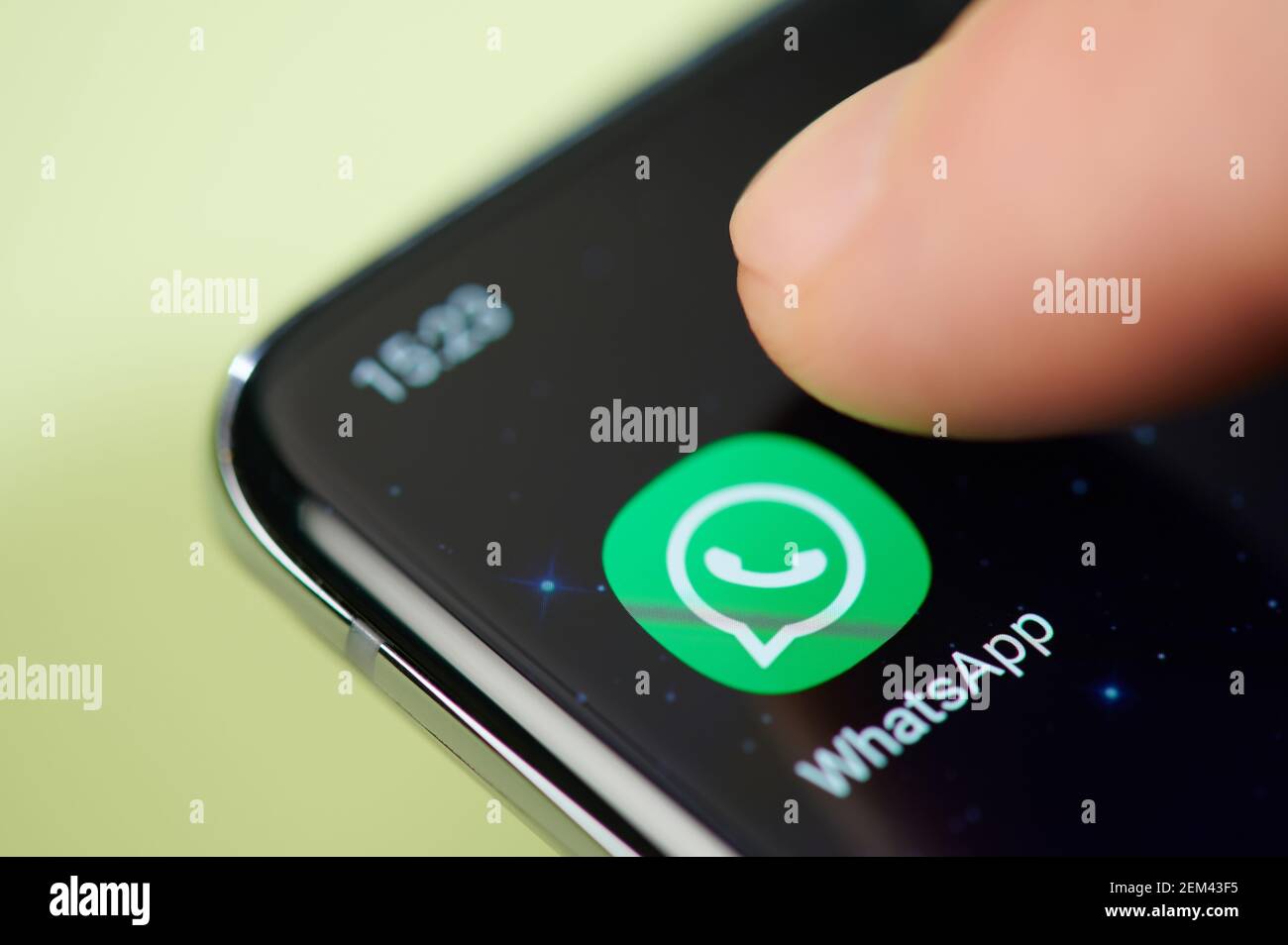 New york, États-Unis - 24 février 2021 : application WhatsApp sur l'écran du smartphone tactile avec vue rapprochée macro à doigts Banque D'Images