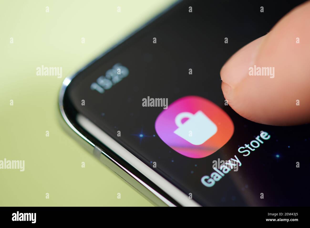 New york, États-Unis - 24 février 2021 : application Galaxy Store sur l'écran tactile du smartphone avec vue macro du doigt en gros plan Banque D'Images