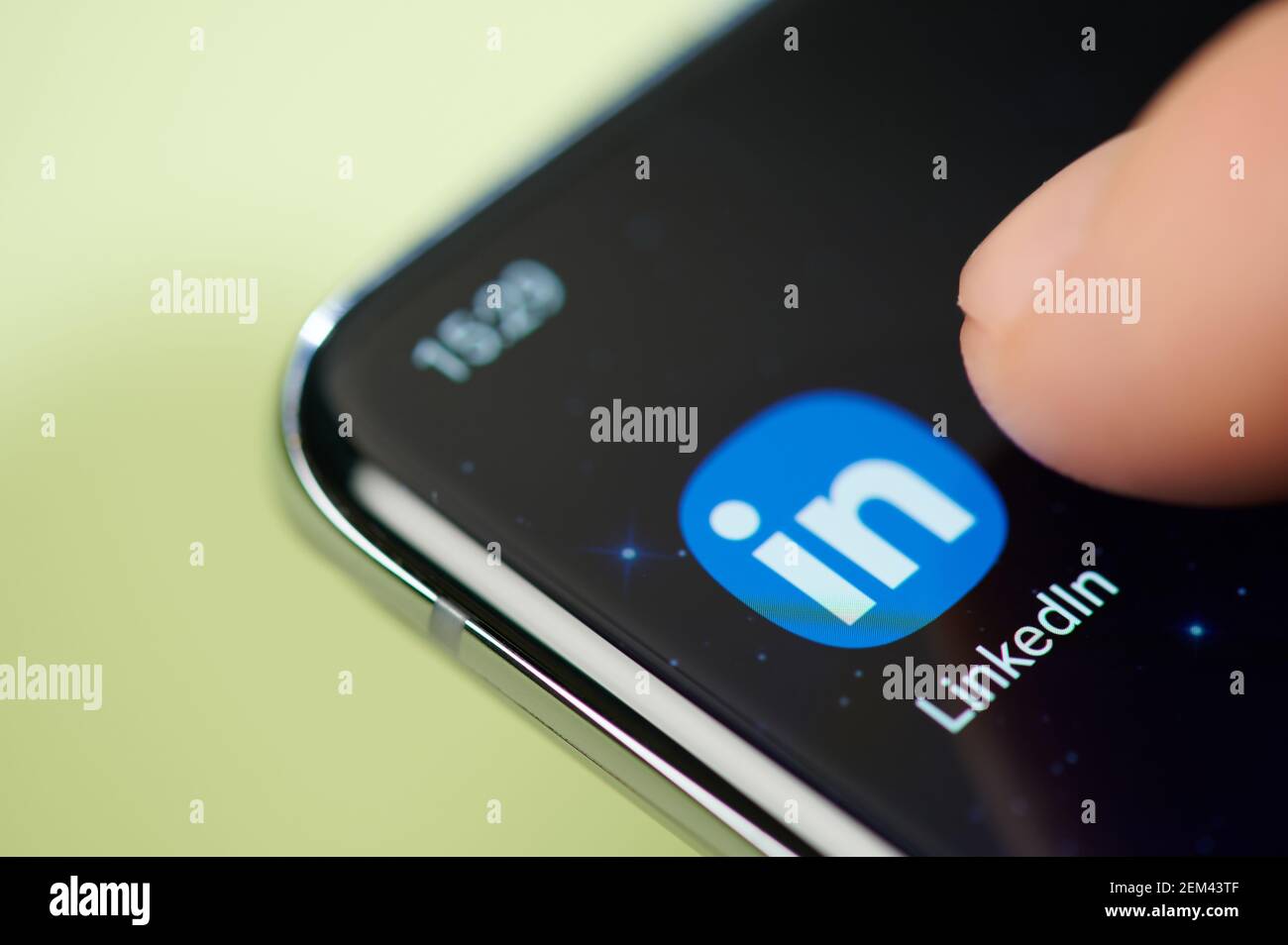 New york, États-Unis - 24 février 2021 : application LinkedIn sur l'écran du smartphone tactile avec vue macro du doigt Banque D'Images