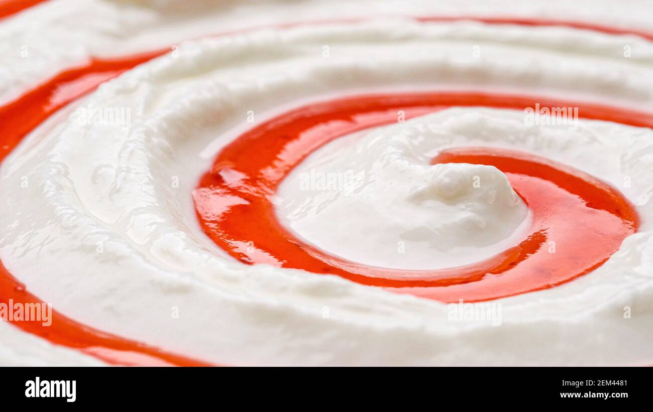 Yaourt avec confiture de fruits, crème caillé tourbillonnant avec garniture de baies Banque D'Images