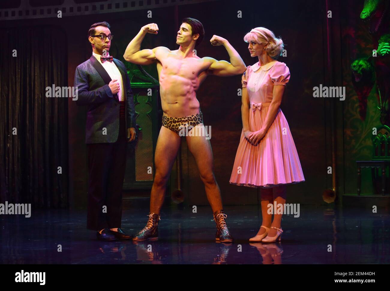 Ben Forster, Dominic Andersen (au milieu) et Haley Flaherty dans le Rocky Horror Show se sont produits sur scène lors d'une conférence de presse au Playhouse Theatre de Lon Banque D'Images