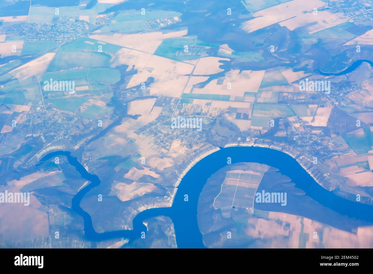 Photo aérienne de la rivière et de la terre . Vue depuis l'avion Banque D'Images