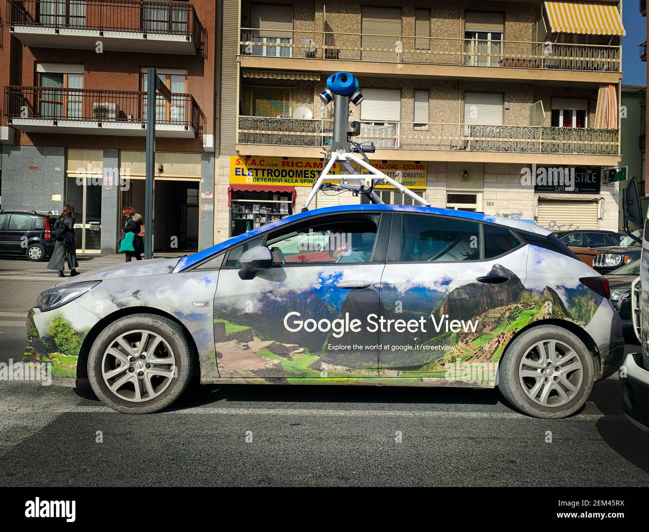 Un véhicule Google Street View utilisé pour cartographier les rues du monde entier traverse la ville. Turin, Italie - janvier 2021 Banque D'Images