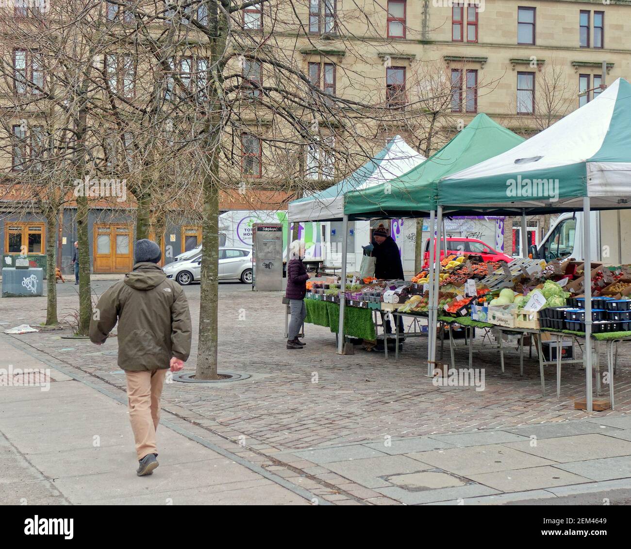 Glasgow, Écosse, Royaume-Uni, 24 février 2021, LockDown mercredi a vu un marché de farrmers à partick, la poursuite de la dystopie appliquée alors que les gens erraient seuls dans une ville vide avec peu de commerce ou d'activité de groupe. Crédit Gerard Ferry/Alay Live News Banque D'Images