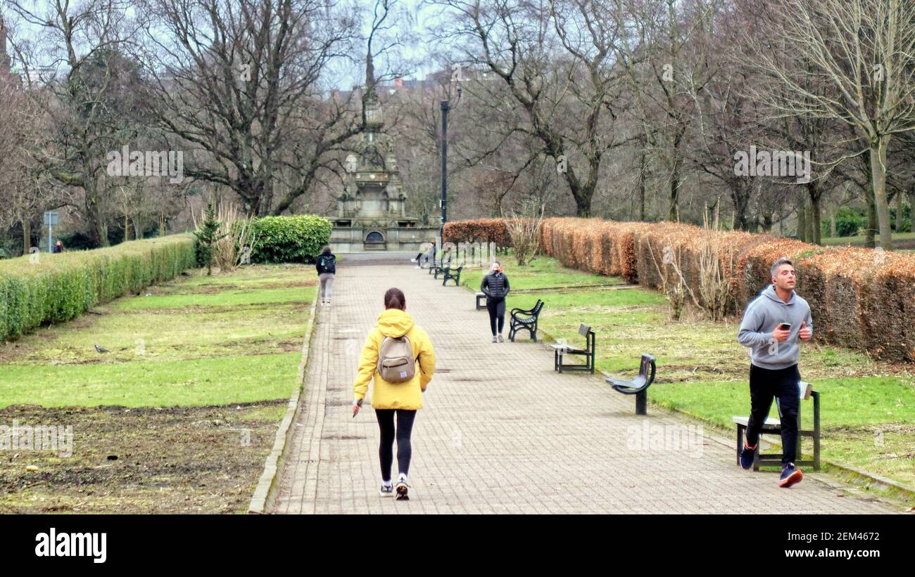 Glasgow, Écosse, Royaume-Uni, 24 février 2021, LockDown mercredi a vu une continuation de la dystopie appliquée alors que les gens erraient seuls dans une ville vide avec peu de commerce ou d'activité de groupe. Crédit Gerard Ferry/Alay Live News Banque D'Images