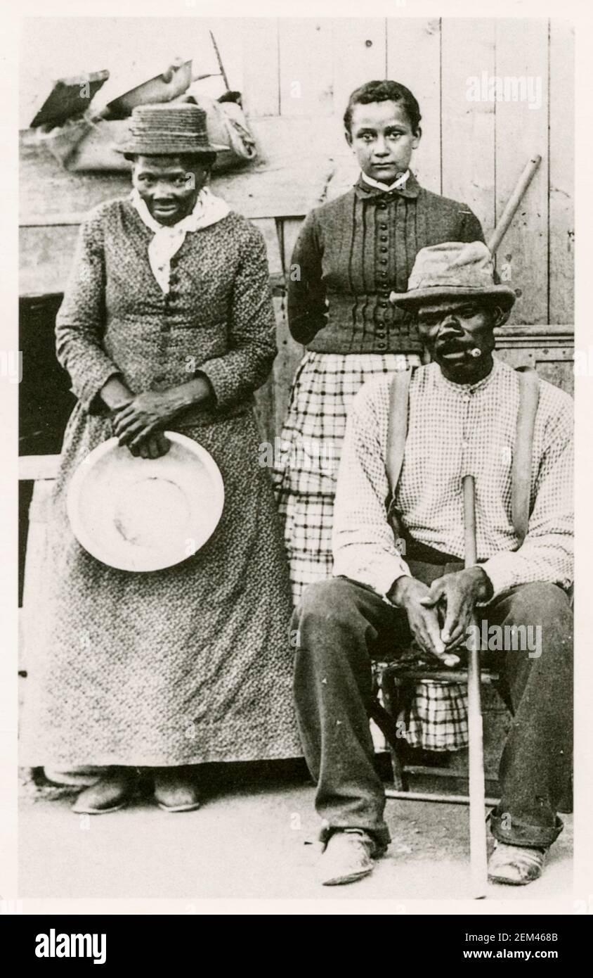Harriet Tubman (1820-1913), Abolitionniste, mouvement anti-Slavery des États-Unis et son mari Nelson Davis (d. 1888), avec leur fille adoptée Gertie Davis (b. 1873), carte postale de portrait de famille de William Haight Cheney, vers 1887 Banque D'Images